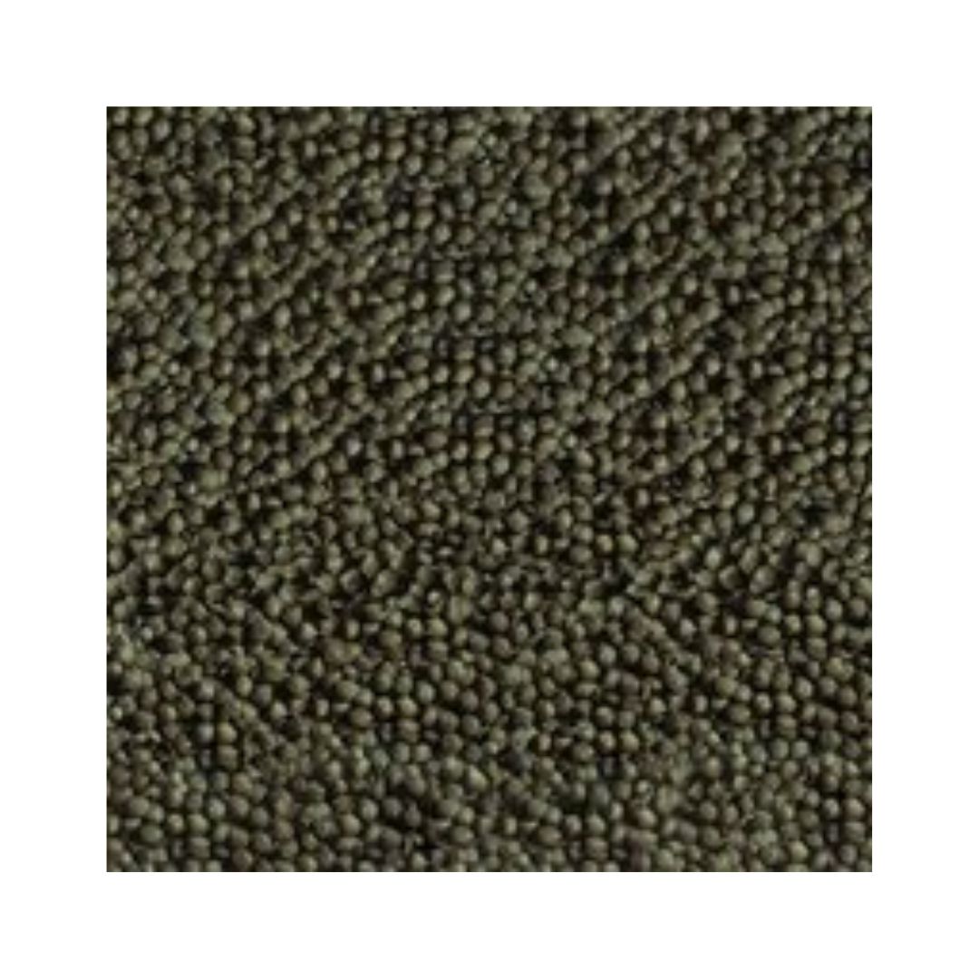Muestra de la comida en gránulos para peces de agua fría Sera Goldfish Color Granules con espirulina que realza el color natural